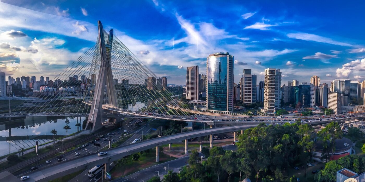 Vista da Ponte Estaiada e do eixo corporativo de São Paulo